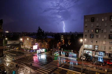 STIŽE JAKO NEVREME PRAĆENO PLJUSKOVIMA I GRMLJAVINOM: Najnovije upozorenje RHMZ