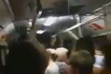 (ŠOK VIDEO) Napolju kiša pljušti, a u autobusu ništa manje