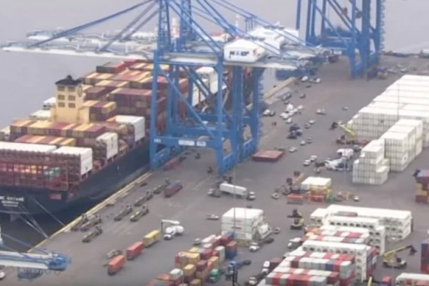 PRETI NESTAŠICA ROBE IZ KINE! Zatvorena luka Ningbo-Žaušan sa koje se roba šalje u Evropu i Ameriku!