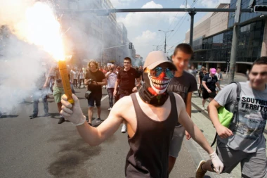 (VIDEO, FOTO) Na protestu maturanata baklje i fantomke! "1 od 5 miliona" se priključio protestu sa DECOM