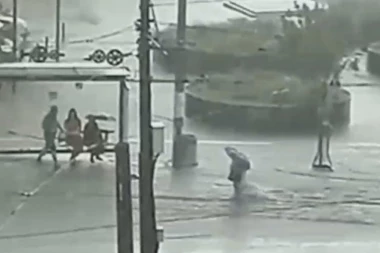 (VIDEO) Dramatične scene u centru Beograda! Voda do kolena u Nemanjinoj: Starica se umalo udavila u vodenoj bujici