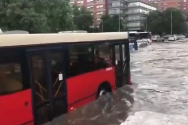 (ŠOK VIDEO) Nadrealno! Kiša napravila haos u Beogradu, kola plutaju u Poenkareovoj