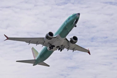 (VIDEO) JEZIVA NESREĆA: Boing 737 pregazio muškarca na pisti!