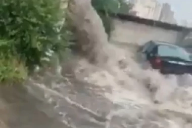 (VIDEO) Bujica nosi sve pred sobom! I Novi Beograd pod vodom