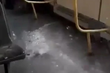 (VIDEO) GSP kao Titanik! Autobus samo što se nije prepolovio