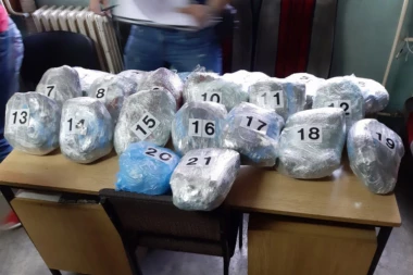 Uhapšen muškarac iz Smedereva zbog droge, u Smederevskoj Palanci drogiran vozio automobil!