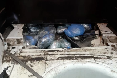 (FOTO) Ceo pod "škode" nafilovan drogom!