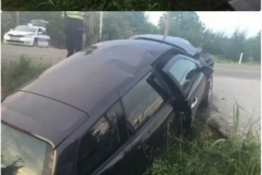 (FOTO) Strašan sudar u Obrenovcu: Vozilo koje zaprašuje komarce sletelo s puta