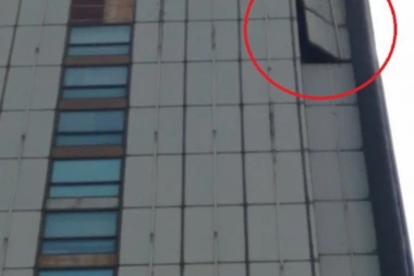 (FOTO) Nakon obilnih padavina opsadno stanje u centru Beograda! Lim težine 300 kilograma pao sa 20. sprata