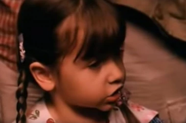 (FOTO) Evo kako danas izgleda devojčica iz filma "Mrtav ladan" koju pamtite po čuvenoj rečenici "Neću da ti kažem ćelavi"!