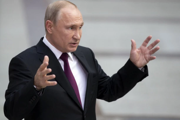 Putin poručio apotekarima: Ako maske poskupe, gubite dozvole za rad