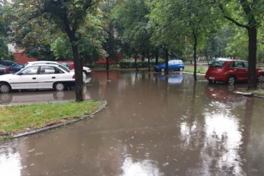 (FOTO) Kiša ponovo napravila haos u Beogradu: Ovako izgleda Vojvođanska ulica