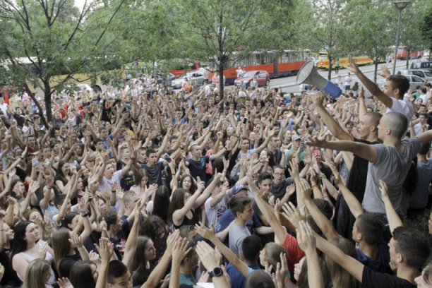 Sjajne vesti za maturante: Omogućeno održavanje proslava, đacima će trebati potvrda, a EVO i gde će one biti organizovane