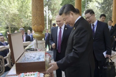 (VIDEO) Čitava nacija vam želi sve najbolje: Putin čestitao Siju rođendan, evo šta mu je poklonio