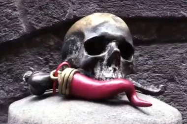 (VIDEO) Napoli poželeo dobrodošlicu Sariju: Kletva i kosturska glava za bivšeg heroja!