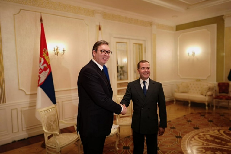 Rusija će i dalje podržavati očuvanje celovitosti Srbije: Vučić otkrio detalje sastanka sa Medvedevim u Minsku!