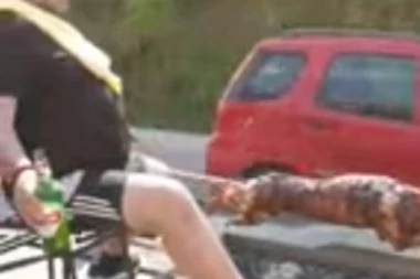 (VIDEO) PRAVI BALKANCI: Vozili se gradom i u prikolici pekli svinju na ražnju