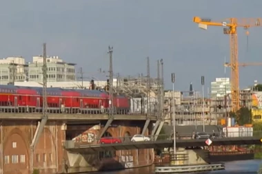 KAKAV MANIJAK: Muškarac urinirao sa mosta i izazvao povrede nekoliko ljudi!