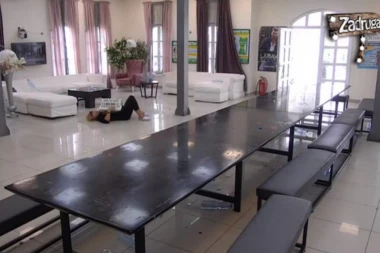 (VIDEO) Samo se sručila! Zorica igrala po Beloj kući i odjednom pala na pod!