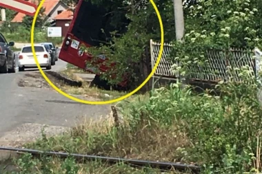 (FOTO) Autobus sleteo s puta u Železniku, zakucao se u ogradu i uleteo u dvorište!