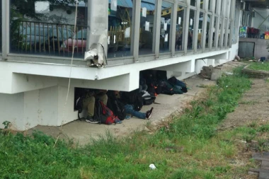 (FOTO) Slika ljudske tuge i beznađa nastala u Loznici: Kada vidite gde su se migranti sklupčali, neće vam biti dobro!