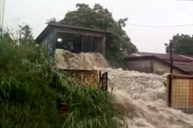 (VIDEO) Bujica vode nosila sve pred sobom! Pogledajte dramatičnu scenu na Ledinama