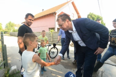 (FOTO, VIDEO) Vučić obišao levu stranu Dunava: U februaru gradimo kanalizaciju za Ovču, Borču i Krnjaču posle 70 godina!
