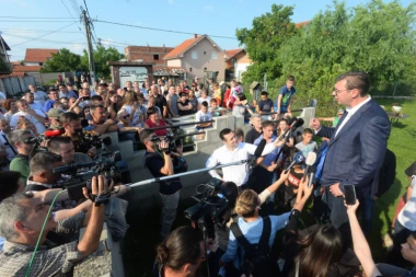 Vučić građanima Borče: Nećemo samo da šminkamo, napravićemo kanalizaciju!