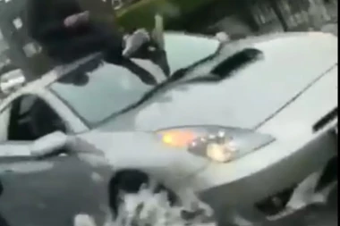 Poplave pretvorile engleske puteve u reke, vozači napustili vozila jer već dve nedelje kiša pada satima, ali posle sledi novi toplotni talas, evo i gde