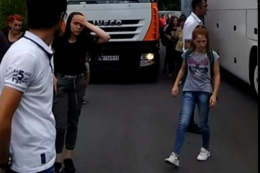 (VIDEO) NE DAO VAM BOG OVO NA PUTU! Zemlja se bukvalno otvorila i napravila krater