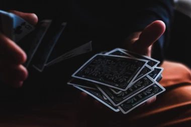 Vrbovao žrtve na društvenim mrežama pričom da skida prokletstvo: Lažni mag zgrnuo 19.000 evra!