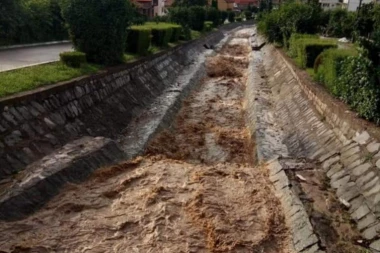 (FOTO) Stravično nevreme u Surdulici! Bujica odnela groblje