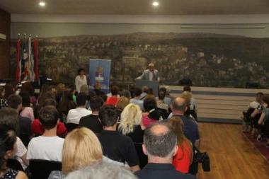 Opština Rakovica nagradila najbolje: Na svečanosti učenici primili zaslužena priznanja