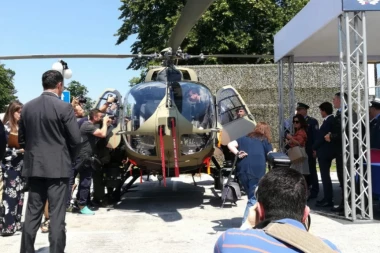 Vučić obišao Sajam naoružanja: Ove godine dobijamo više helikoptera nego što smo ih imali, o unutrašnjoj politici pred strancima me ne pitajte!
