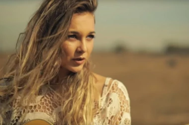 Liči na Nevenu Božović, a da li će je prevazići? Ovo je Dženi, mlada pevačka zvezda!