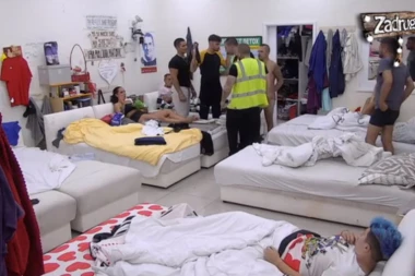 (VIDEO) Meni možeš da pu*iš ku*ac: Pijani Toma napao Ljubu, neviđeni haos u spavaćoj sobi!