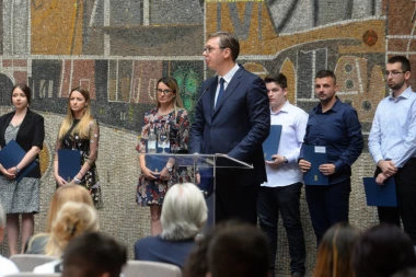 Vučić uručio ugovore o radu najboljim studentima: Ostanite u Srbiji i u njoj budite najbolji!