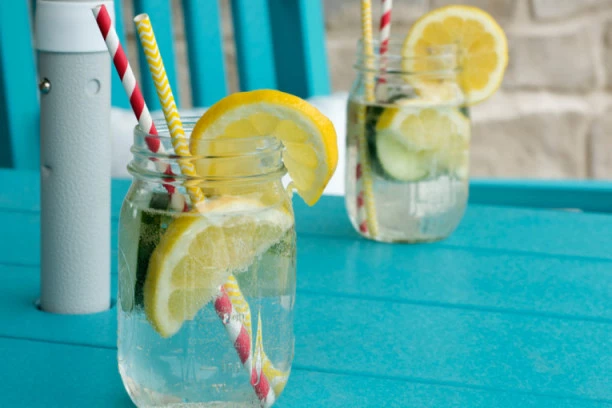 "POPIO JE GUTLJAJ, PA POČEO DA POVRAĆA KRV": Još jedno trovanje mineralnom vodom istog brenda u istom gradu?