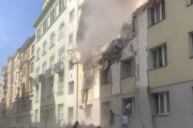 (FOTO) Haos u Beču: Vatra rušila spratove zgrade, više ljudi teško povređeno