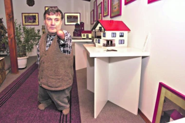 Volja čini čuda! Talentom se izborio protiv hendikepa: Zubima "sagradio" desetine manastira!