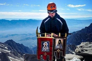 (FOTO) Na najviši vrh planine, sa ikonom u ruci! Amerikanci srpskog porekla proslavili 800 godina autokefalnosti SPC!