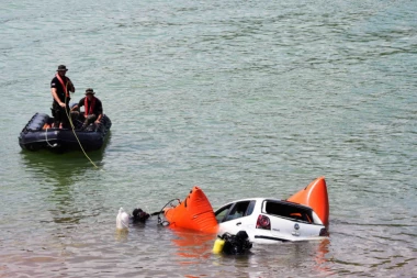 UŽAS KOD PREŠEVA! Mladić i devojka se kolima SURVALI U JEZERO: Hitno prebačeni u BOLNICU