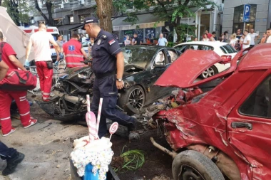 (FOTO SA LICA MESTA) Užas u centru Beograda, povređeno trogodišnje dete: Identifikovan vozač "bmw" koji je napravio karambol pa nestao, suvozač pretio okupljenima