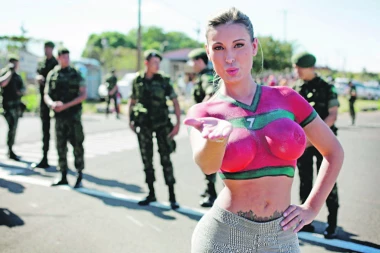 ŽENE ZANIMA KAKAV JE RONALDO U KREVETU: Prelepa Brazilka otkrila - za IŽIVLJAVANJE iskeširao 10.000 evra! Evo kako je sve prošlo....