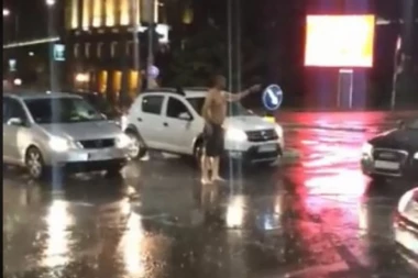 (VIDEO) Care, svaka čast! Skinuo majicu i po pljusku regulisao saobraćaj nasred Beograda