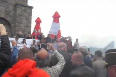 (VIDEO) Proslava Srba na Gazimestanu: Uz spojena tri prsta ori se poljem "OJ, KOSOVO, KOSOVO"