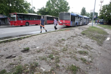 HAOS NA DUŠANOVCU: Maskirani napadači KAMENOVALI autobus GSP-a, vozač uspeo da održi kontrolu nad vozilom