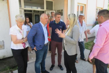 (FOTO) U Borči počeli da rade punktovi za prijavu štete od poplava!