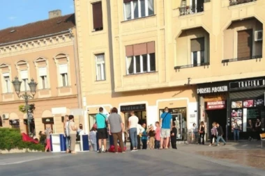 (FOTO) PROTEST "JEDAN OD PETORO" U NOVOM SADU: Okupljeni mogu da stanu pod jednu krušku!