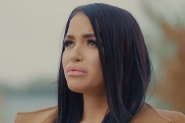 (FOTO) Promenila lični opis: Aleksandra Mladenović se podvrgla tretmanu koji je prva uradila Kim Kardašijan!